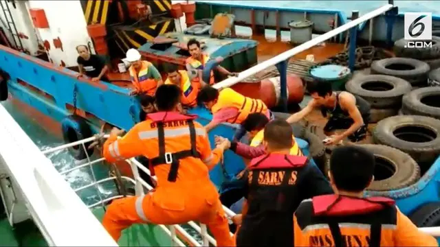 Belasan ABK terjebak di dalam kapal karena cuaca buruk.