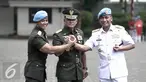 (ki-ka) Mayor Jenderal Andika Perkasa, Panglima TNI Jenderal Gatot Nurmantyo, Brigjen TNI Bambang Suswanto  bersalam komando usai upacara serahterima Danpaspampres di Mako Paspampres, Jakarta, Rabu (25/5).  Liputan6.com/Faizal Fanani)