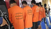 Enam pengedar dan kurir narkoba yang ditangkap kepolisian di Pekanbaru. (Liputan6.com/M Syukur)