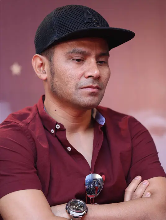 "Jadi berapa kali ketemu tuh ga ngomong cuma udah mulai deket. Akhirnya justru mamanya yang harus tangung jawab bikin anak-anaknya bisa terima. Jadi kumpul satu keluarga gitu. Semua diam aja dan aku ga merasa salah. Aku minta maaf aja.Beres,"kata Judika.