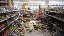 Sebuah supermarket yang dipenuhi dengan barang dagangan di Shiroishi, prefektur Miyagi, setelah gempa berkekuatan magnitudo 7,3 mengguncang timur laut Jepang, Kamis (17/3/2022). Gempa pada Rabu malam ini menyebabkan dua orang meninggal dunia serta 94 orang alami luka-luka. (Charly TRIBALLEAU/AFP)