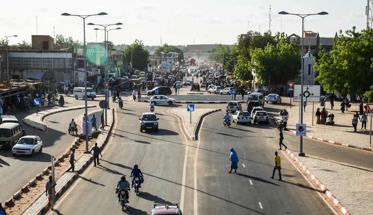 Suasana lalu lintas di Niamey, Niger (10/7/2019). Niger telah menjadi negara demokratis, negara multi-partai. Mayoritas tinggal di daerah pedesaan, dan memiliki sedikit akses ke pendidikan lanjutan. (AFP Photo/Issouf Sanogo)