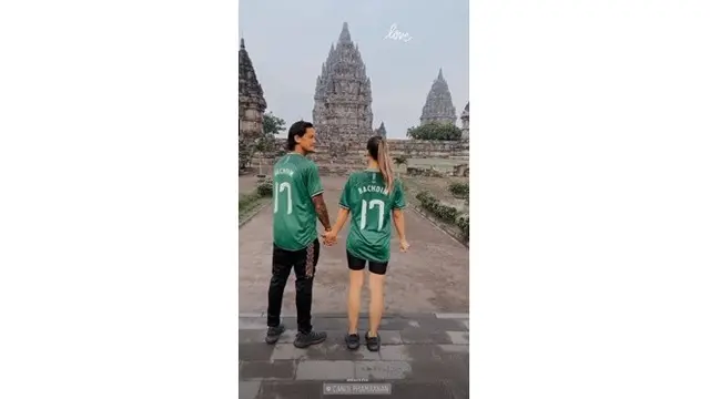 5 Momen Seru Irfan Bachdim Main TikTok Sekeluarga di Candi Prambanan, Kompak