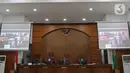 Majelis Hakim membacakan putusan dalam sidang telekonferensi terdakwa pembunuhan berencana anak dan ayah di Lebak Bulus, di PN Jakarta Selatan, Senin (15/6/2020). Majelis Hakim menjatuhkan vonis hukuman mati terhadap Aulia Kesuma dan putranya Geovanni Kelvin. (Liputan6.com/Herman Zakharia)