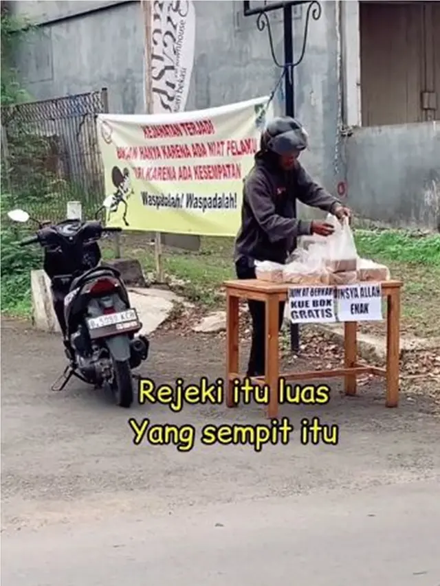 Momen Pengendara Motor Sujud Syukur di Jalan Usai Dapat Makanan Gratis, Bikin Haru