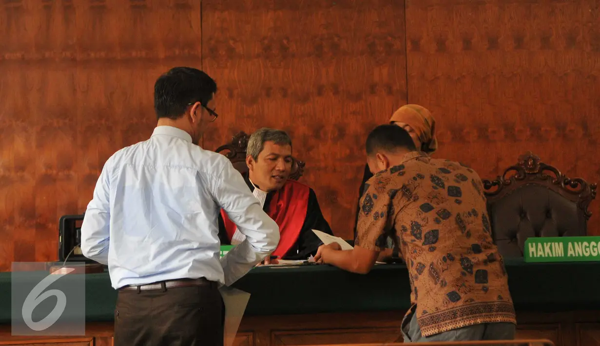 Ketua Hakim, Sutarjo berbincang dengan kuasa hukum Masyarakat Anti Korupsi Indonesia (MAKI) dan KPK saat sidang putusan permohonan praperadilan kasus Bank Century di Pengadilan Negeri Jakarta Pusat, Senin (2/11). (Liputan6.com/Gempur M Surya)