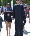 Kourtney tampil dengan mini dress hitam dengan gambar Bunda Maria di bagian tengahnya. Penampilannya lengkap dengan kerudung hitam bernuansa gothic.