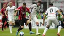 Pemain Atalanta Hans Hateboer (tengah kanan) berebut bola dengan pemain AC Milan Theo Hernandez pada pertandingan sepak bola Serie A di Stadion San Siro, Milan, Italia, 15 Mei 2022. AC Milan menang 2-0. (AP Photo/Antonio Calani)