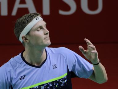 Unggulan pertama sekaligus peringkat 1 BWF, Viktor Axelsen melaju mulus ke babak perempatfinal Turnamen Bulu tangkis Daihatsu Indonesia Masters 2022 usai memenangi laga di babak 16 besar atas wakil Cina Taipei, Wang Tzu Wei di Istora Senayan, Jakarta, Kamis (9/6/2022). (Bola.com/Ikhwan Yanuar)