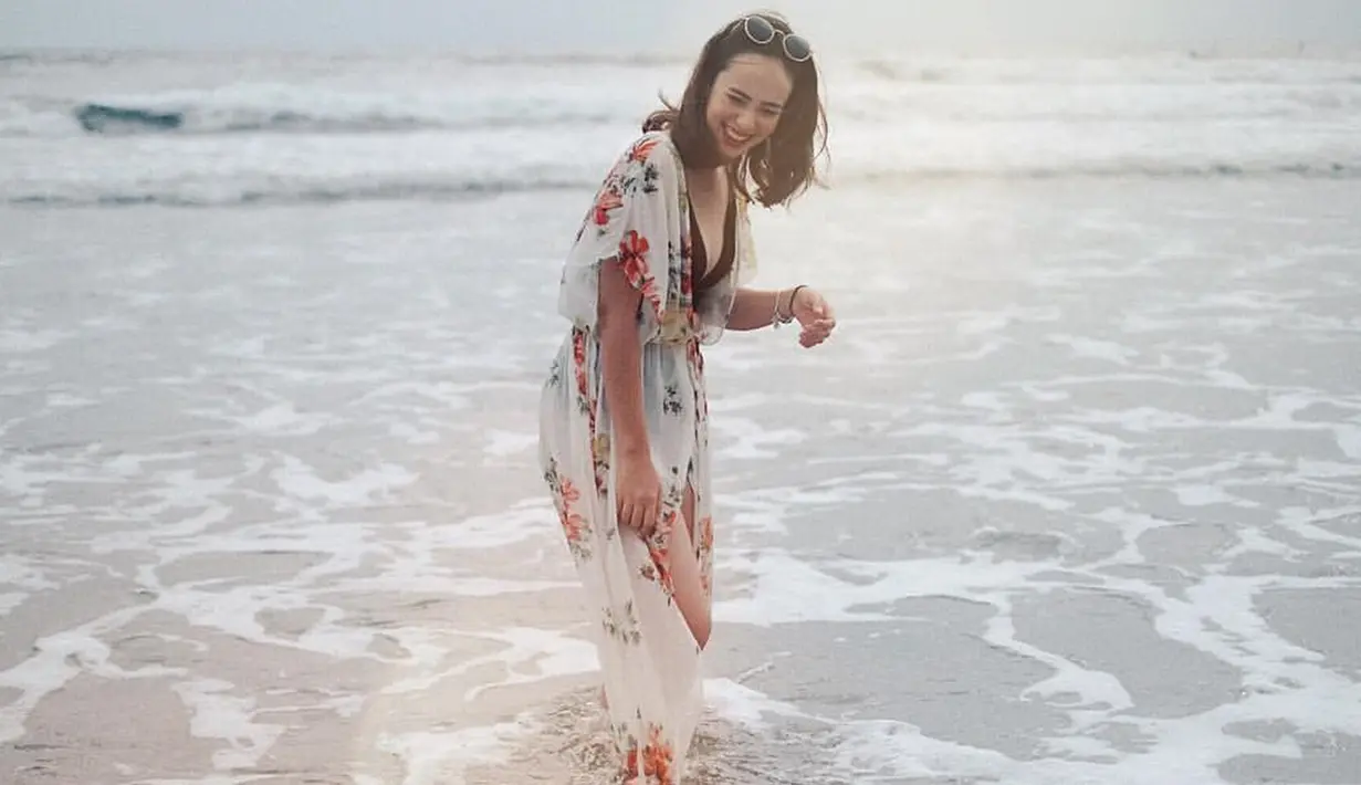 Menilik dari laman Instagramnya, sahabat Jessica Mila ini selalu memilih pantai untuk melepas penatnya dari padatnya aktivitas syuting. Keindahan pantai yang manjakan mata, suara ombak, suara angin hingga pasir pantai memberikan ketenangan untuk kembali mengisi energi sebelum memulai hari baru. (Liputan6.com/IG/@pammybowie)