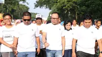 M. Hanif Dhakiri mengikuti lomba gerak jalan santai pekerja/buruh di Tugu Adipura, Moh. Yamin, kotamadya Tangerang, Banten, Minggu (29/04/2018).