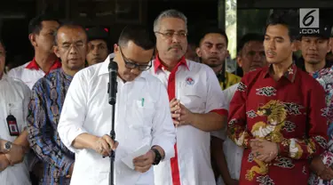 Menpora Imam Nahrawi (kedua kiri) saat menyampaikan keterangan terkait pengunduran dirinya dari jabatan Menteri Pemuda dan Olahraga di Gedung Kemenpora, Jakarta, Kamis (19/9/2019). Sebelumnya, KPK menetapkan Imam Nahrawi sebagai tersangka kasus suap dana hibah KONI. (Liputan6.com/Helmi Fithriansyah)