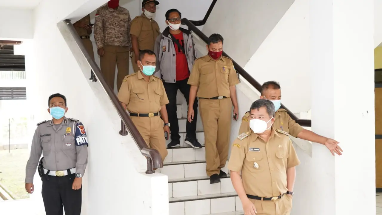 Bupati Garut Rudy Gunawan bersama pejabat terkait, saat melakukan pengecekan Rusun Gandasari yang disiapkan untuk ruang isolasi pasien Covid-19.