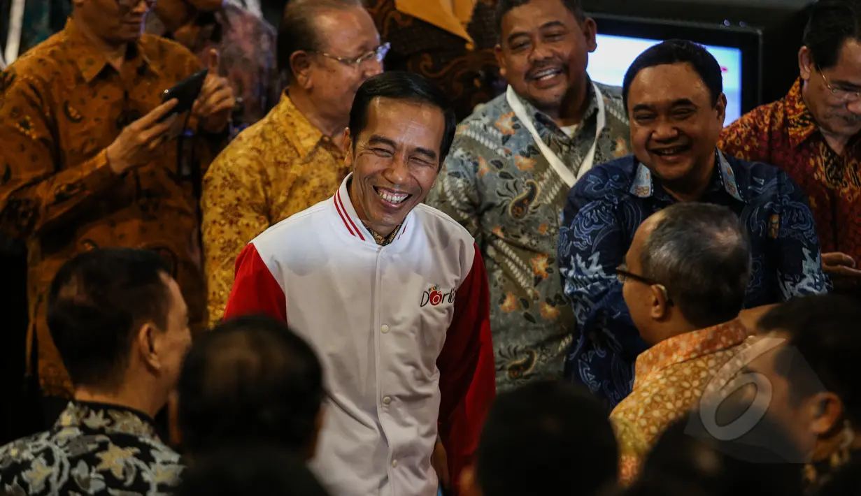 Presiden Joko Widodo terlihat tersenyum usai acara Silatuhrahmi Pers Nasional di gedung Auditorium  TVRI, Jakarta, Senin (27/4/2015). Dalam kesempatan itu Jokowi mendapatkan jaket Pers berwarna merah putih (Liputan6.com/Faizal Fanani)