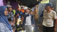 Wakil Wali Kota Depok, Chandra Rahmansyah melihat langsung kondisi banjir di Perumahan RGS, Pancoran Mas, Depok, Sabtu malam (8/3/2025). (Liputan6.com/Dicky Agung Prihanto)