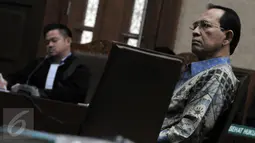 Suryadharma Ali saat mengikuti sidang tuntutan di Pengadilan Tipikor, Jakarta, Rabu (23/12/2015). SDA dituntut 11 tahun denda 750 juta subsider 6 bulan. (Liputan6.com/Helmi Afandi)