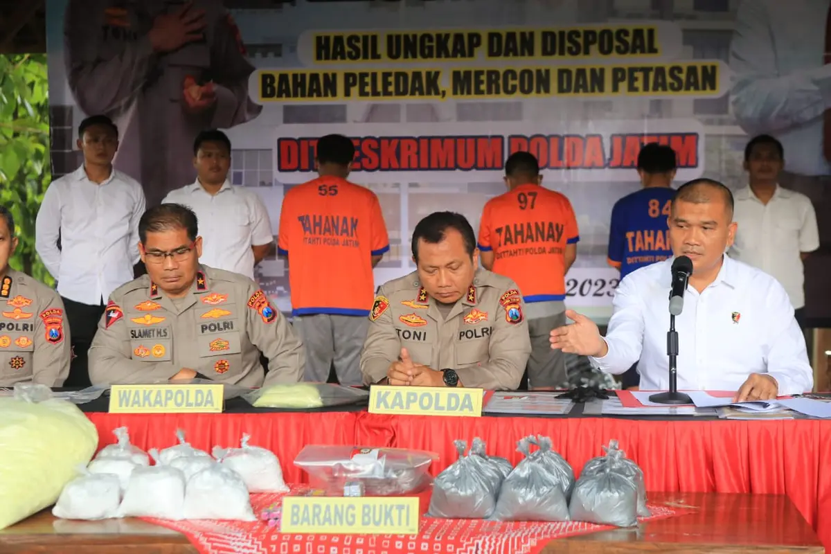 Polda Jatim menangkap tiga orang pelaku kasus jual beli bahan peledak petasan sebanyak 231 kilogram di Jombang. (Dian Kurniawan/Liputan6.com)
