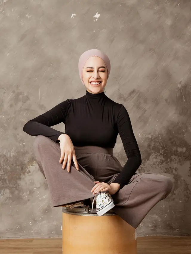 Usia Kehamilan 8 Bulan, Ini 6 Potret Aghnia Punjabi Pamer Baby Bump