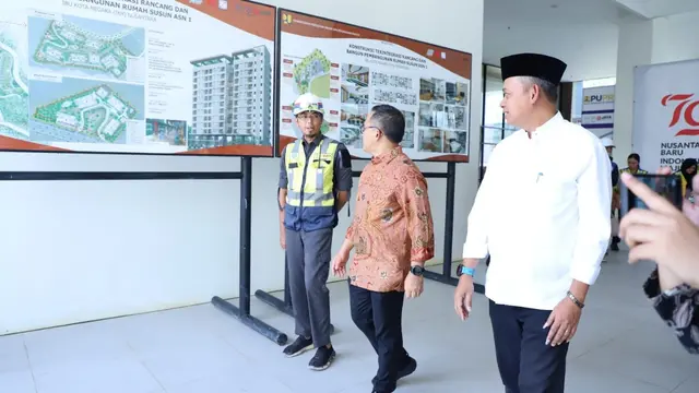 Menteri Pendayagunaan Aparatur Negara dan Reformasi Birokrasi (Menpan RB), Abdullah Azwar Anas meninjau kamar tinggal di salah satu tower hunian bagi ASN di kawasan Ibu Kota Nusantara (IKN).