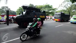 Kendaraan taktis Polri melakukan patrol di sekitar kawasan Istana Bogor, Rabu (1/3). Jelang kedatangan Presiden Joko Widodo dan Raja Arab Saudi, Salman bin Abdulaziz pengamanan Kota Bogor diperketat. (Liputan6.com/Helmi Fithriansyah)