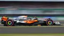 Pembalap McLaren, Oscar Piastri memacu mobilnya saat balapan Formula 1 GP Inggris yang berlangsung di Sirkuit Silverstone, Inggris, 9 Juli 2023.
(AFP/Andrej Isakovic)