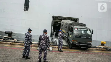 Truk TNI AL mengangkut barang bantuan tujuan Kalimantan Selatan dan Sulawesi Barat ke KRI Banda Aceh 593 di Dermaga 101 Pelabuhan Tanjung Priok Jakarta, Jumat (22/1/2020). TNI AL kembali mengirimkan bantuan untuk korban bencana alam di Kalsel dan Sulbar. (Liputan6.com/Faizal Fanani)