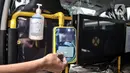 <p>Petugas menunjukkan sistem pembayaran nontunai dengan kartu Jak Lingko All New Purwarupa Mikrotrans di Jakarta, Minggu (6/9/2020). All New Purwarupa Mikrotrans diklaim lebih luas dan dilengkapi fasilitas canggih guna memberikan kenyamanan bagi penumpang Jak Lingko. (merdeka.com/Iqbal S. Nugroho)</p>