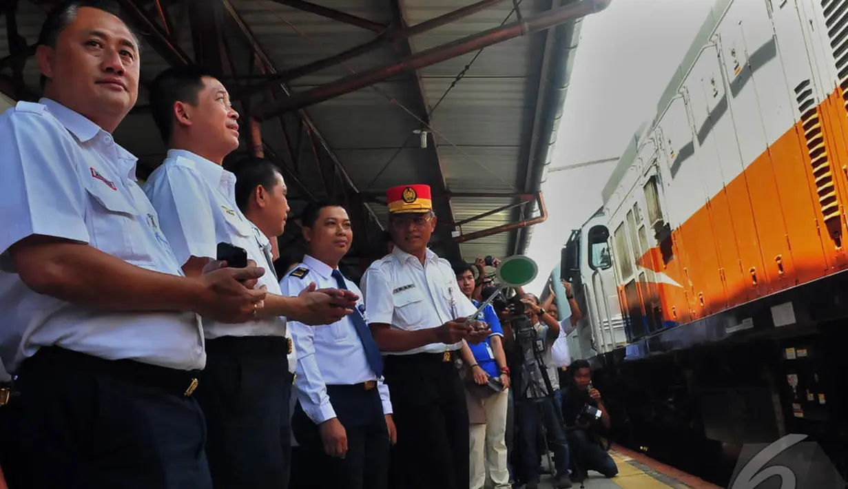 KA Jayabaya ini memiliki waktu tempuh yang lebih singkat karena melalui jalur lintas utara yang sudah menggunakan jalur ganda, Jakarta, (18/10/14). (Liputan6.com/Johan Tallo)