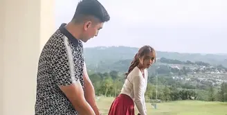 Fuji An dan Verrell Bramasta kembali olahraga bareng. Kali ini terlihat Verrell Bramasta mengajarkan Fuji bermain golf. [@mybramastavrl]