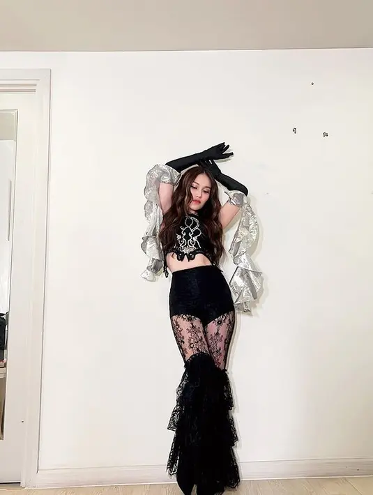 Dengan gaya glamor ala bintang Korea, Ayu Ting Ting tampil dengan dominasi warna hitam dan silver. Aksen lace menampah keunikan kostum panggungnya. [Foto: Instagram/ Ayutingting]