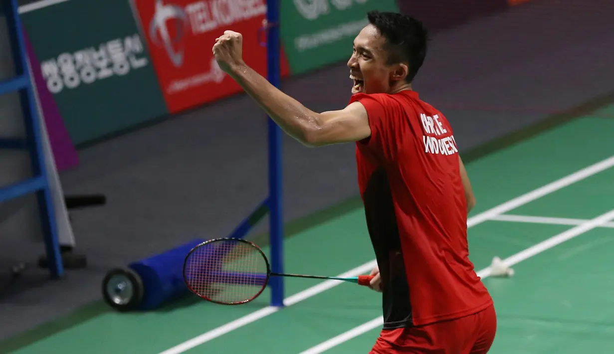 Selebrasi pebulu tangkis Indonesia Jonatan Christie (kanan) usai menundukkan pebulu tangkis Jepang Kenta Nishimoto di semifinal Asian Games 2018, Jakarta, Senin (27/8). Selebrasi Jonatan membuat heboh penonton dan warganet. (AP Photo/Achmad Ibrahim)