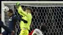 Kiper PSV Eindhoven, Jeroen Zoet, mengamankan bola dari sundulan penyerang Atletico Madrid, Antoine Griezmann. Kedua tim akan bertemu kembali di Madrid pada Rabu (16/3/2016). (Reuters/Michael Kooren)