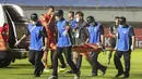 Ramadhan akhirnya dibawa menggunakan ambulans yang masuk ke lapangan menuju Rumah Sakit terdekat untuk mendapatkan perawatan lanjutnya. Bola.com/Bagaskara Lazuardi)