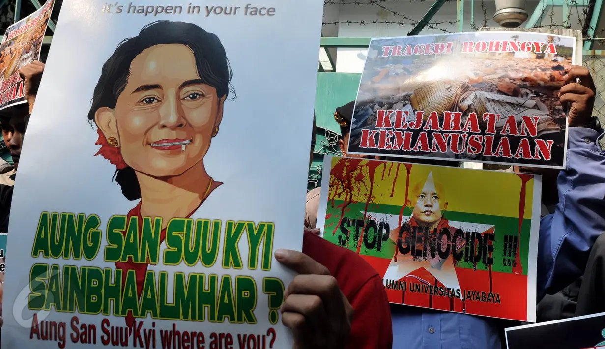 Poster aktivis perdamaian Myanmar, Aung San Suu Kyi dibawa saat aksi di depan kedubes Myanmar, Jakarta, Jumat (29/5/2015). Massa mengecam tindakan genosida yang terjadi di Myanmar. (Liputan6.com/Johan Tallo) 
