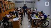Siswa YPAC setingkat SMP/SMA melakukan kegiatan  belajar aplikasi komputer di Laboratorium Sekolah YPAC di Jakarta, Senin (10/06/2024). Sebanyak 15 siswa dari total 76 siswa YPAC terpilih untuk mengikuti kegiatan belajar menggunakan aplikasi digital di Laboratorium Sekolah YPAC. (merdeka.com / Arie Basuki)