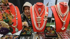 Pelaku usaha menengah merapikan batu alam UMKM Kreasi Batu Alam di booth Yayasan Dharma Bhakti Astra (YDBA) GIIAS 2019, ICE BSD Tangerang, Jumat (19/7/2019). YDBA mewadahi produk unggulan Women’s Corner dengan mengajak keterlibatan unsur lokal. (Liputan6.com/Fery Pradolo)