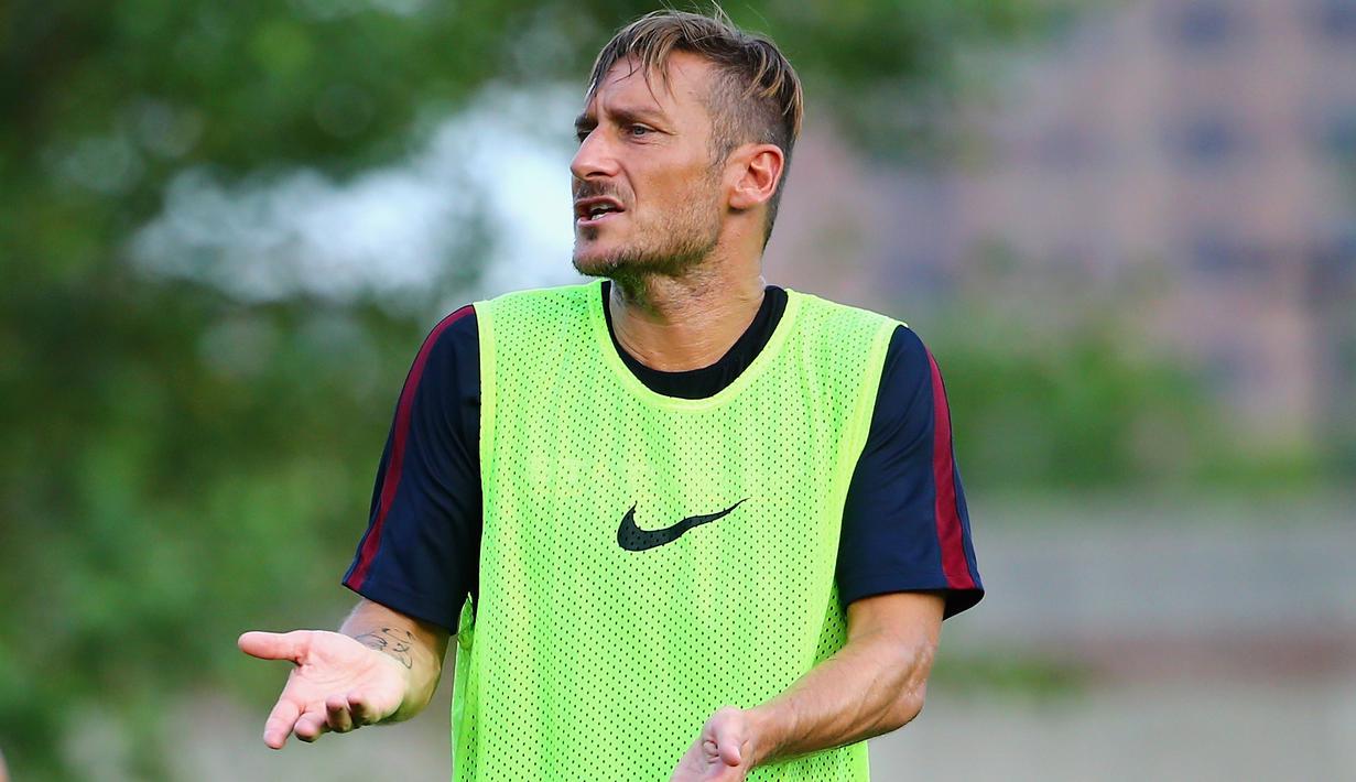 Ekspresi Francesco Totti saat berkomunikasi dengan rekannya pada sesi latihan tour pra musim AS Roma di Ohiri Field, Cambridge, Massachusetts, (25/7/2016). (Maddie Meyer/Getty Images/AFP)