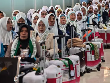 Jemaah haji Indonesia menunggu waktu keberangkatan untuk melaksanakan ibadah haji tahunan, di Bandara Internasional Juanda, Sidoarjo, Jawa Timur, Rabu 22 April 2026. (JUNI KRISWANTO/AFP)