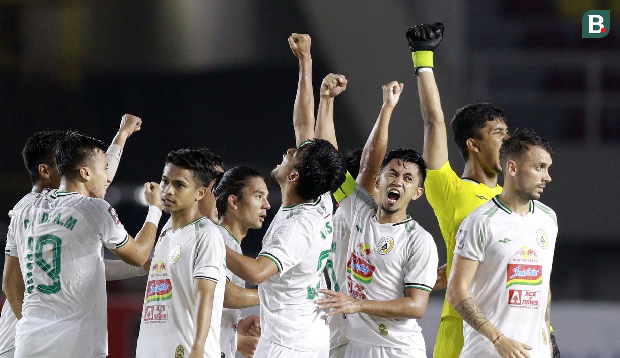 Selebrasi pemain PS Sleman usai mengalahkan PSM Makassar pada laga perebutan juara tiga Piala Menpora 2021 di Stadion Manahan, Solo, Sabtu (24/4/2021). (Bola.com/M Iqbal Ichsan)