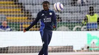 Pemain Leicester, Jeremy Monga melakukan latihan sebelum laga lanjutan Liga Inggris 2024/2025 melawan Newcastle di King Power Stadium, Leicester, Inggris, Senin (07/04/2025) waktu setempat. (AFP/Darren Staples)