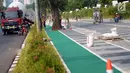 Sejumlah pekerja melakukan pengerjaan tahap akhir renovasi trotoar di sekitar Jalan Gerbang Pemuda, Senayan, Jakarta, Selasa (29/5). Renovasi sebagai bagian persiapan pelaksanaan Asian Games 2018. (Liputan6.com/Helmi Fithriansyah)