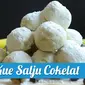 Ingin mencoba variasi baru kue putri salju isi cokelat yang unik? Intip resep menarik berikut ini. (Foto: Kokiku Tv)