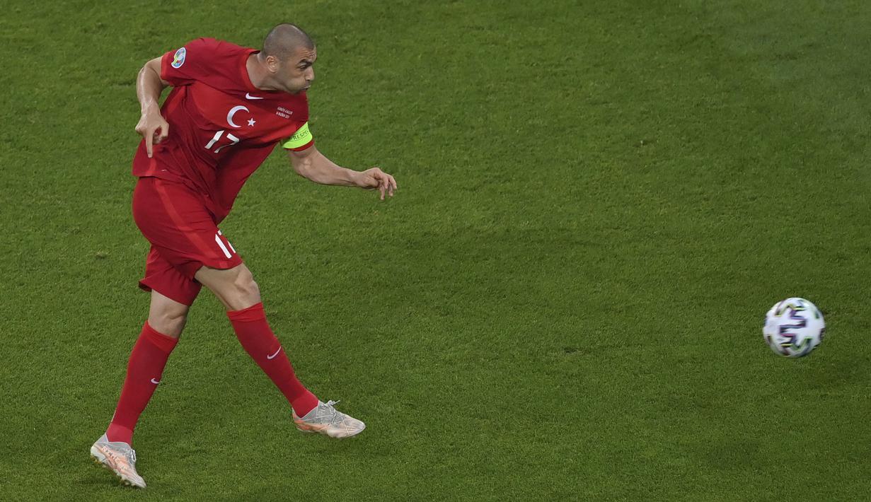 Giliran Turki yang mengancam gawang Wales pada menit kedelapan. Burak Yilmaz yang sudah menunggu di kotak pinalti gagal menuntaskan umpan yang diberikan oleh Cengis Under. Tendangannya berhasil diblokir oleh Chris Mepham. (Foto: AP/Pool/Dan Mullan)