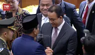 Momen akrab Prabowo Subianto dan Anies Baswedan saling menggenggam tangan usai Pelantikan Presiden 2024-2029 di Gedung MPR. (Foto: TV Parlemen)