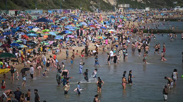 Diterjang Gelombang Panas Ekstrem, Warga Inggris Padati Pantai Bournemouth