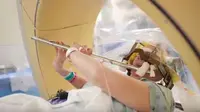 Seorang wanita 63 tahun asal Texas, Amerika Serikat, memainkan seruling saat menjalani operasi bedah di otaknya. (Screenshot YouTube)