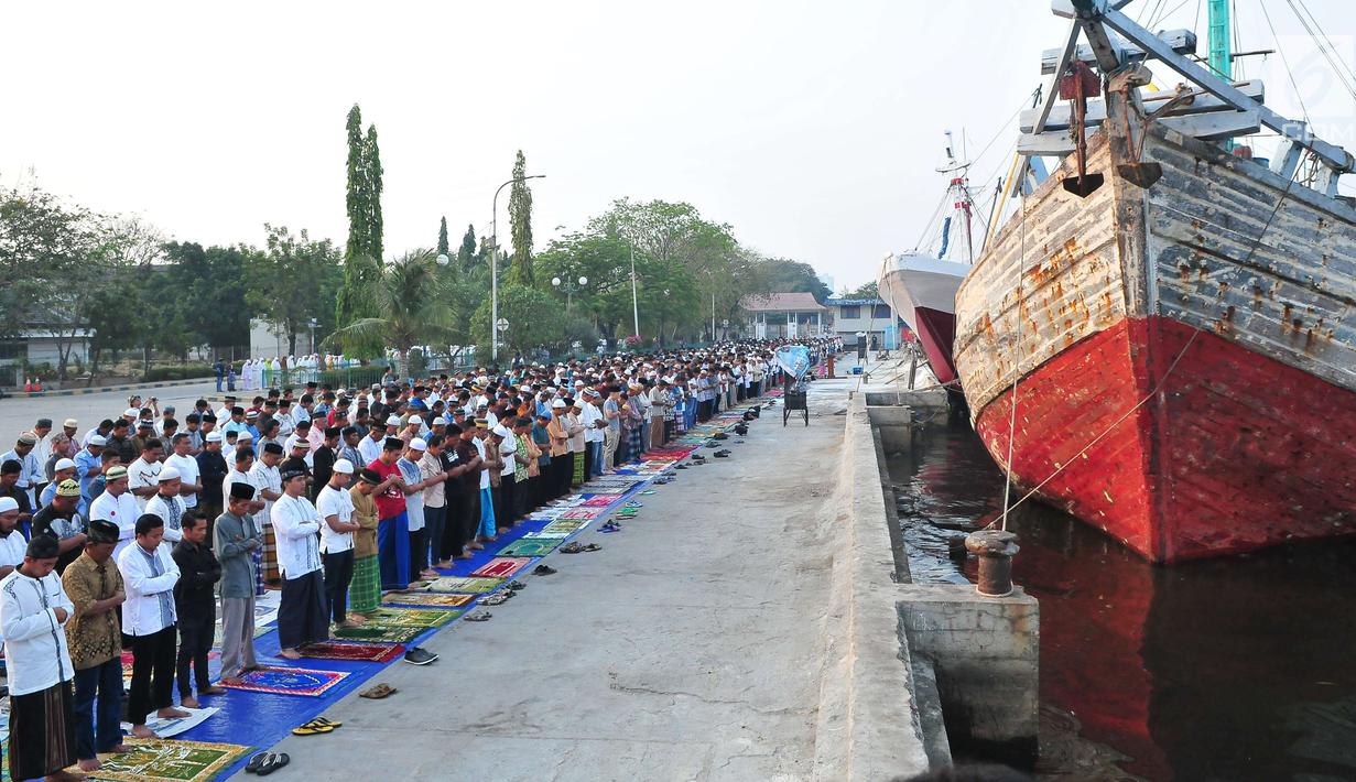 Umat muslim menjalankan Salat Idul Adha 1438 H di kawasan Pelabuhan Sunda Kelapa, Jakarta, Jumat (1/9). Setelah menjalankan salat, umat muslim melakukan penyembelihan hewan kurban. (Liputan6.com/Helmi Afandi)