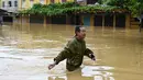 Seorang pria mengarungi jalan yang terendam banjir setelah hujan deras di Hoi An, Vietnam, Kamis 30 Oktober 2025. Permukiman warga di sebagian besar wilayah Hoi An terendam air, beberapa di antaranya bahkan hingga atap. (NHAC NGUYEN/AFP)