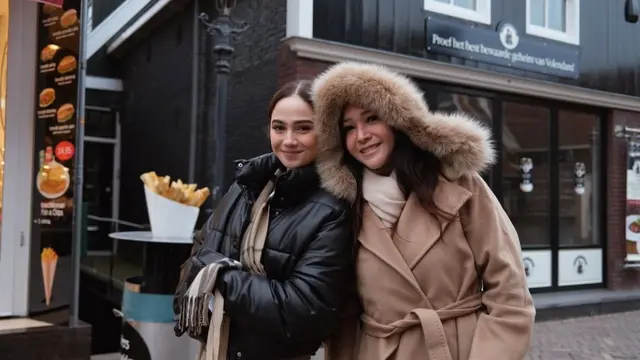 Potret Liburan Syifa Hadju dengan Rekan dan Keluarga El Rumi (credit: https://www.instagram.com/syifahadju/).