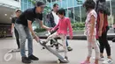 Sejumlah anak saat mengikuti skate coaching clinic di One Belpark, Fatmawati, Jakarta Selatan, Minggu (29/10). One Belpark hadirkan kegiatan skate coaching clinic dan virtual racing oleh pembalab mobil nasional. (Liputan6.com/Yoppy Renato)